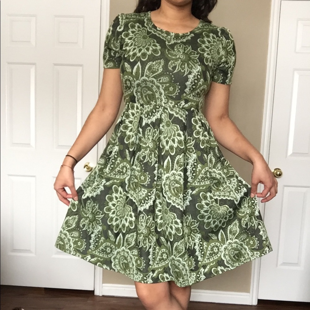 Classic green paisley short sleeve dress